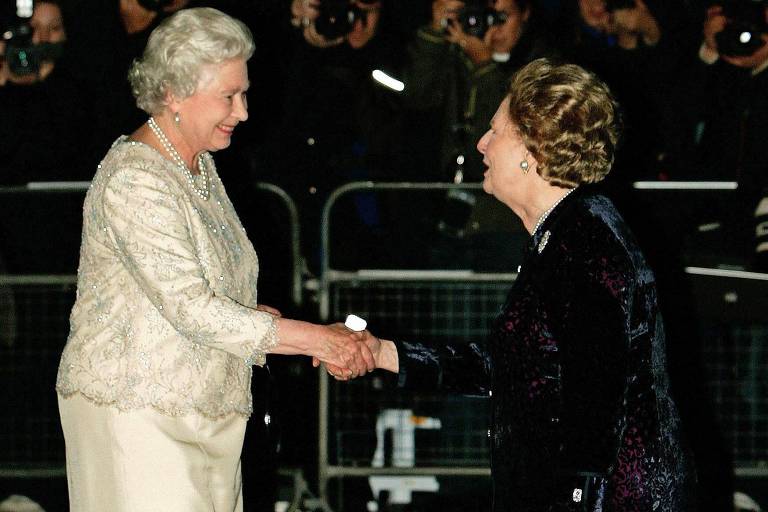 A rainha Elizabeth 2º (á esq.) é recebida pela ex-primeira-ministra britânica Margaret Thatcher no hotel Mandarim, em Londres