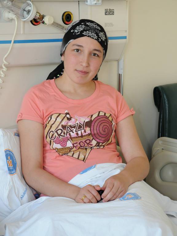 A turca Derya Sert, 21, foi a primeira mulher no mundo a receber um útero de doadora morta, em 2011,  sentada em seu leito hospitalar