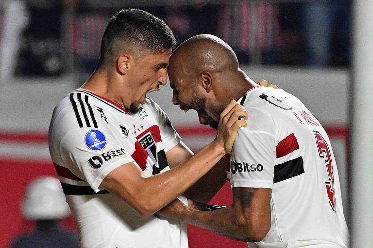 Pablo Maia e Patrick comemoram gol contra o Atlético-GO na semifinal vencida pelo São Paulo da Copa Sul-Americana 
