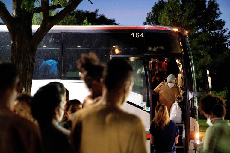 Dezenas de migrantes venezuelanos desembarcam de um ônibus em Washington, capital dos EUA