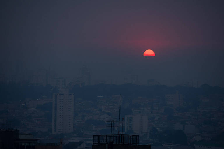 Paulistano amanhece com fumaça, mas relação com queimada da Amazônia é incerta