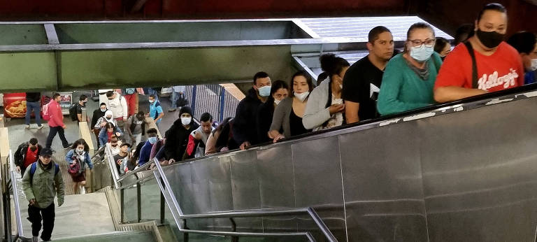 Primeiro dia sem obrigatoriedade do uso de máscara em ônibus, trem e metrô de SP
