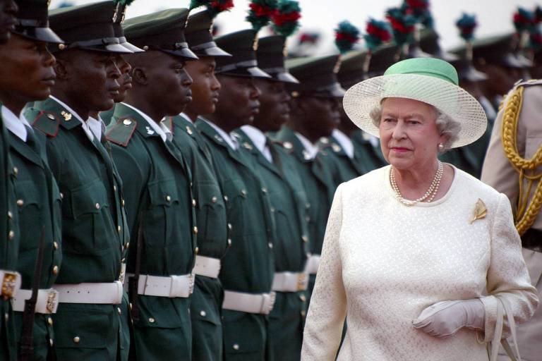 Rainha Elizabeth em visita à Nigéria, em 2003. O país é um dos que compõe a Commonwealth.