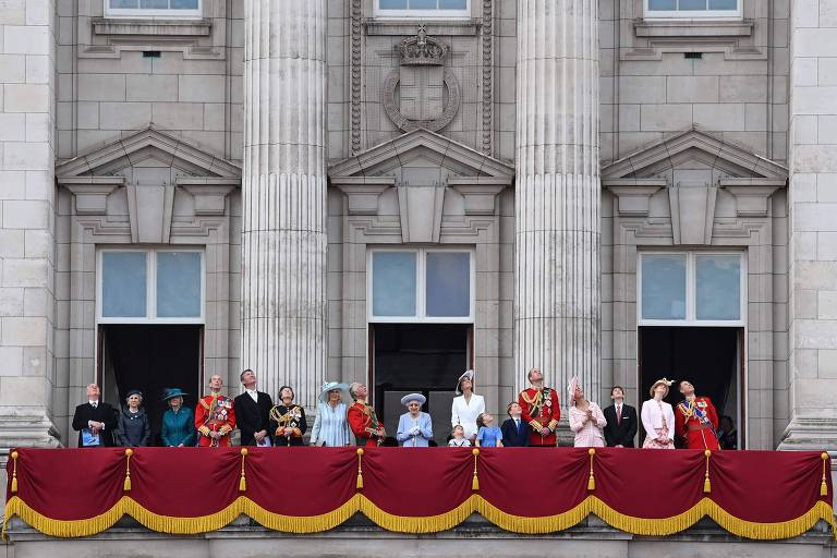 Rainha Elizabeth 2ª e membros da família real no Palácio de Buckingham, durante comemorações do jubileu de platina 