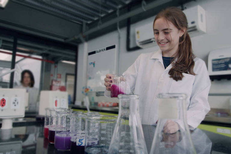 Estudante durante aula em laboratório na escola Aubrick