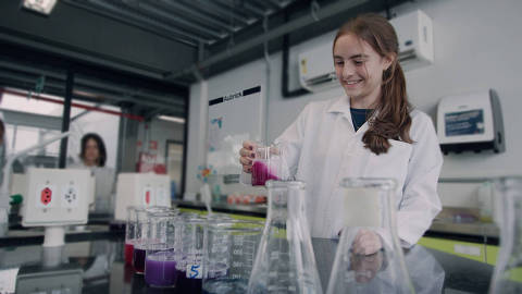 Estudante durante aula em laboratório na escola Aubrick