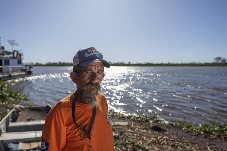 José Domingos, brigadista da comunidade ribeirinha Porto Esperança, na beira do Rio Paraguai (MS)