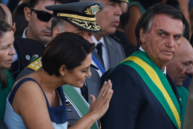 O presidente Jair Bolsonaro ao lado da mulher, Michelle, durante o desfile de 7 de setembro na Esplanada dos Ministérios, em Brasília
