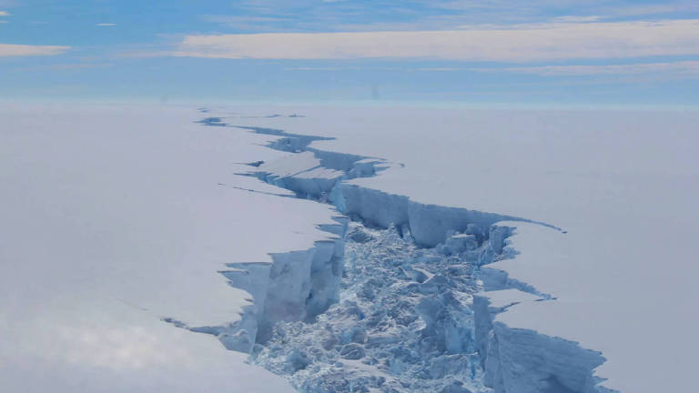Grande rachadura na geleira Larsen C, na Península Antártica