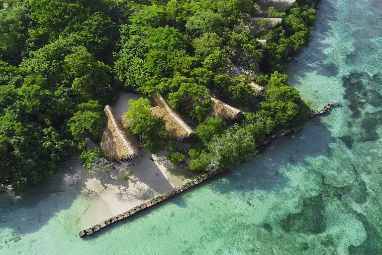 Vista aérea da ilha Corona, com árvores e mar