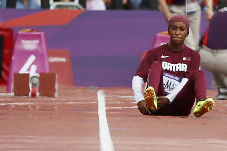 Atleta do Catar sente lesão e senta na pista do Estádio Olímpico, em Londres