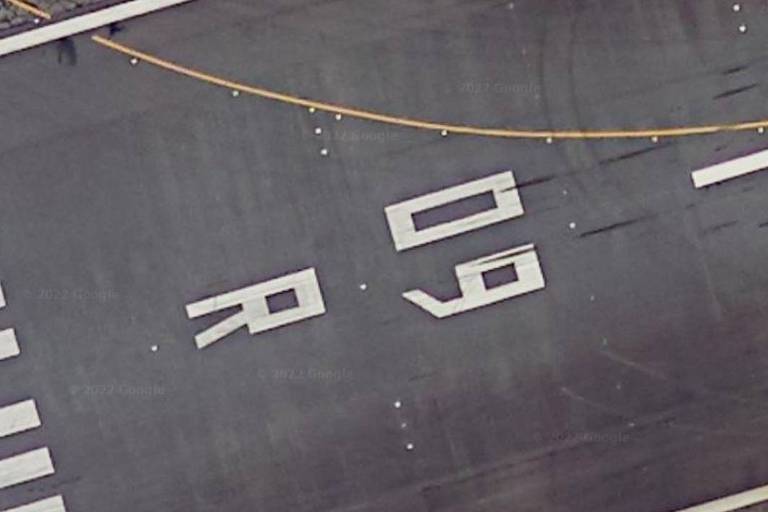 Imagem da pista do aeroporto de Guarulhos com  a numeração 09R