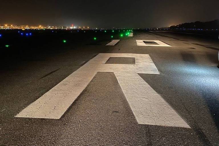 Imagem da pista do aeroporto de Guarulhos com  a numeração 10R