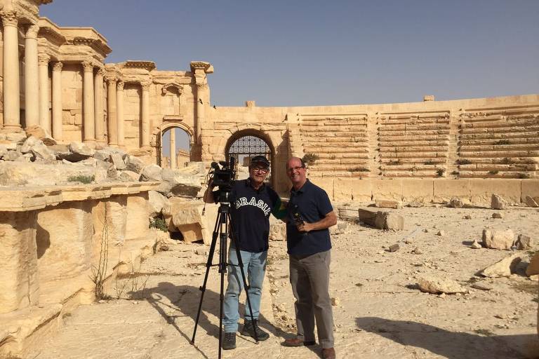 Marcos Uchôa e o cinegrafistana Sérgio Gilz na Síria, durante a guerra, em 2017