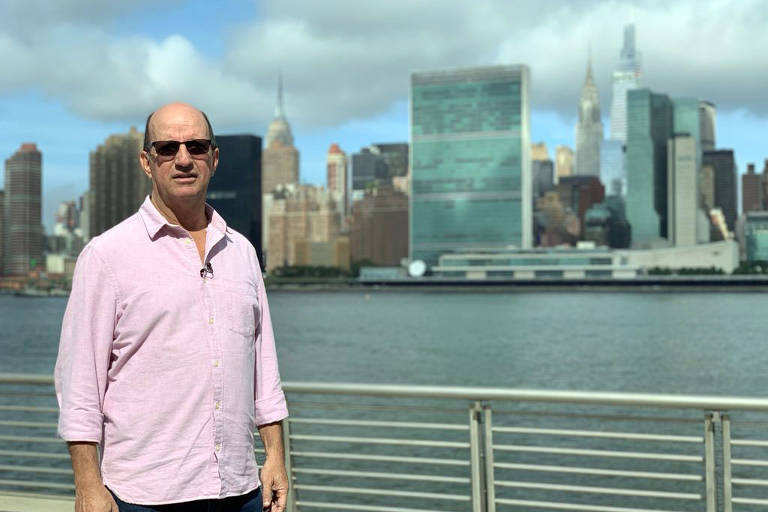 O jornalista Marcos Uchôa em Nova York, nos Estados Unidos, em cena do documentário "Retratos de uma Guerra Sem Fim" (Globoplay)
