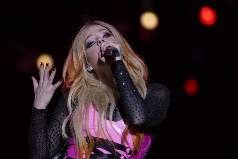 Avril Lavigne no Rock in Rio volta a se prender à nostalgia em show com superlotação