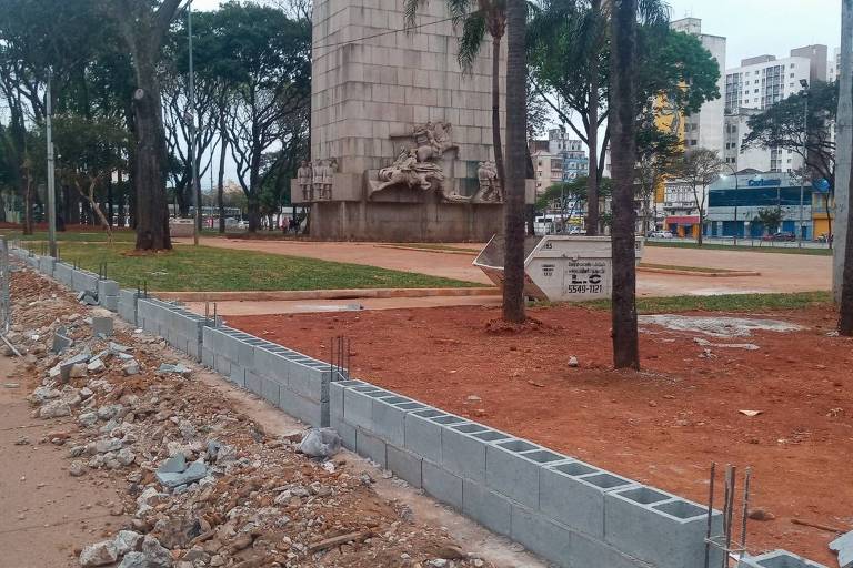 Blocos de concreto estão sendo erguidos na praça Princesa Isabel, antigo reduto da cracolândia