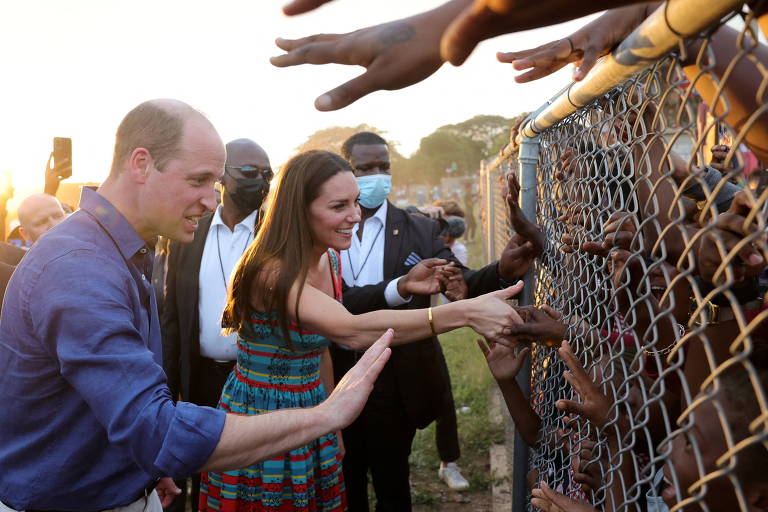 William e Kate em momento saia-justa na Jamaica, cumprimentando crianças negras por meio de uma grade