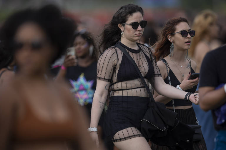Público no segundo final de semana do Rock in Rio 2022; looks pretos com brilhos e transparência foram hit no evento