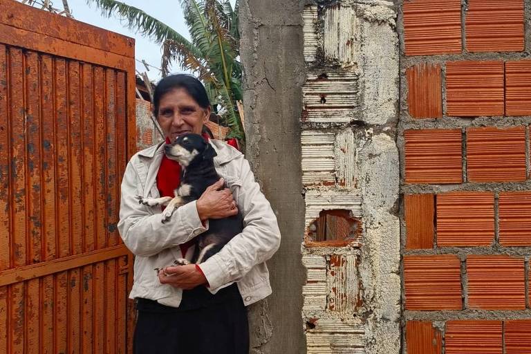 A diarista Ilza Ramos Rodrigues, 52, em frente à sua casa, em Itapeva, no interior de São Paulo
