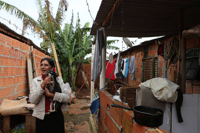 A diarista Ilza Ramos Rodrigues em frente à sua casa, em Itapeva (SP), em setembro, logo após vídeo viralizar