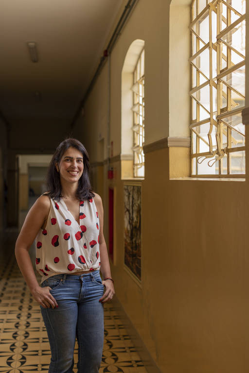 Carolina Videira, fundadora da Turma do Jiló, no Colégio Municipal Tenente General Gaspar de Godoi Colaço, em Santana de Parnaíba