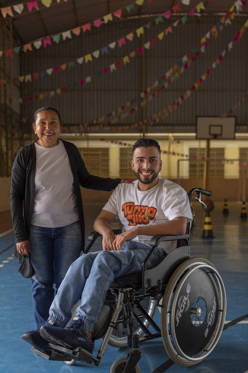 Jonatan Silva de Jesus, aluno de educação física apoiado pela ONG Turma do Jiló, com a avó