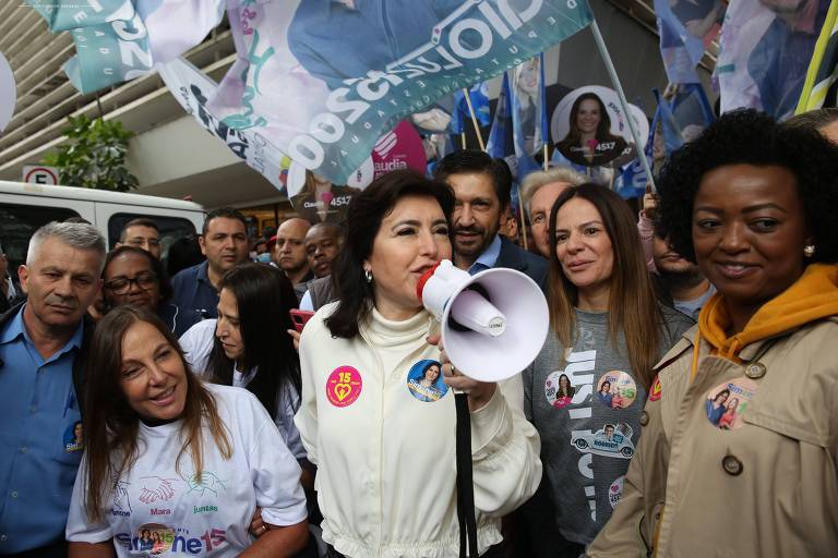 Simone Tebet, candidata à presidência pelo MDB, em caminhada na Avenida Paulista acompanhada por Mara Gabrili (PSDB), sua candidata à Vice-Presidência, e o prefeito da cidade, Ricardo Nunes (MDB)