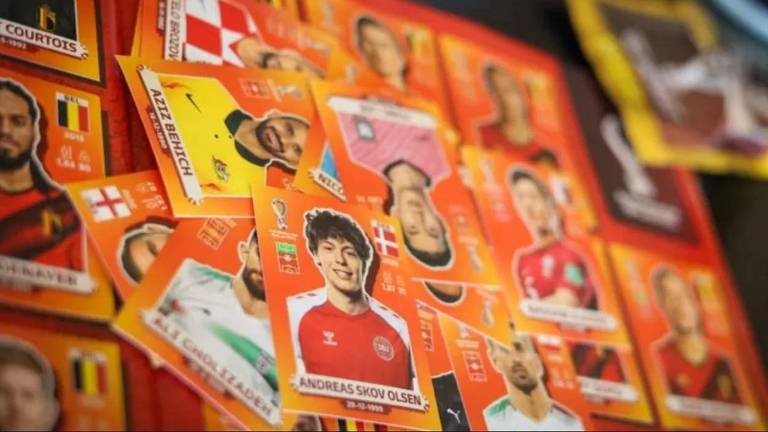 Álbum de figurinhas da Copa do Qatar aberto, mostrando alguns jogadores