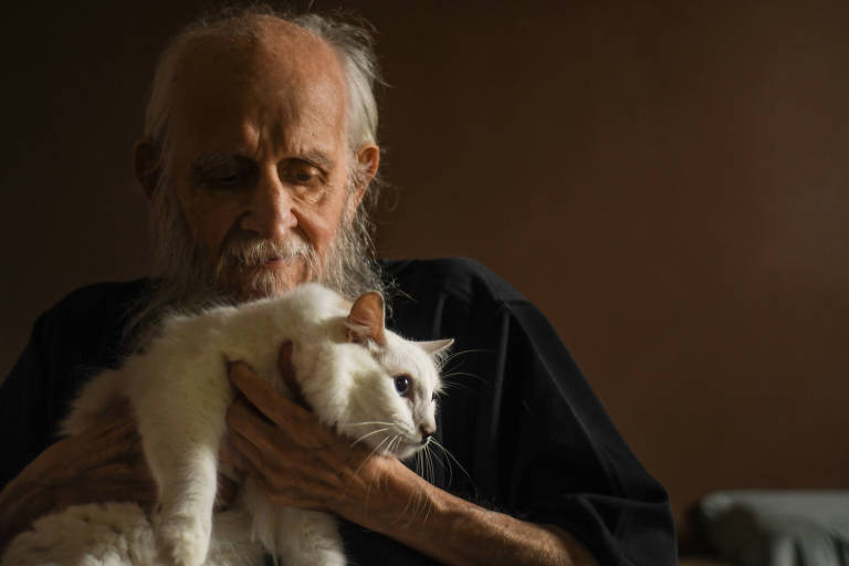 Silvio Lancellotti segura um dos gatos que vivem em sua casa, na zona sul de São Paulo