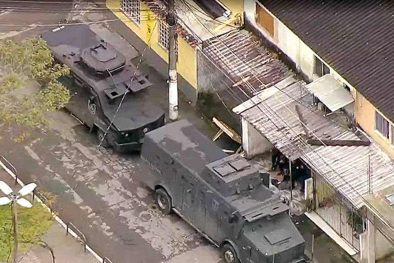 imagem aérea de dois tanques da policia militar em rua