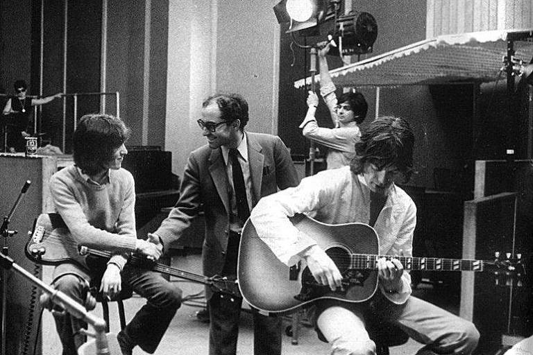 O cineasta Jean-Luc Godard (centro) cumprimenta Bill Wyman (à esq.) durante as filmagens do documentário "Sympathy for the Devil". À direira, o cantor Mick Jagger. O encontro, de 1968, de Godard com os Rolling Stones chega em DVD ao Brasil pela Magnum Opus. (Foto: Divulgação)
