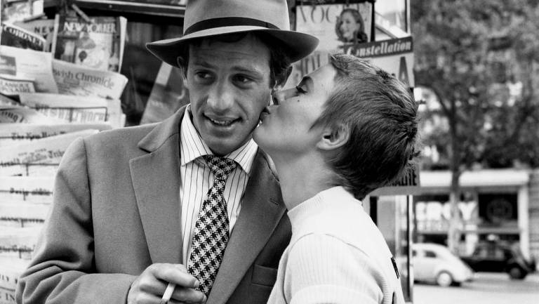 Jean-Paul Belmondo e Jean Seberg em cena de 'Acossado' (1960), de Jean-Luc Godard