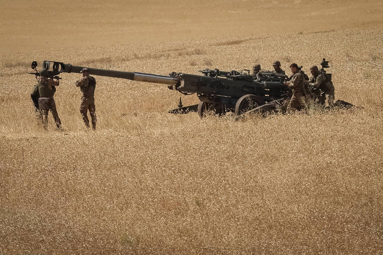 Soldados ucranianos manejam um obuseiro M777 americano na região do Donbass