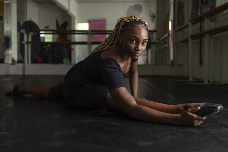 Anny Ester Tomaz de Oliveira, 19, enfrentou racismo para se tornar bailarina e hoje é professora no projeto Na Ponta dos Pés