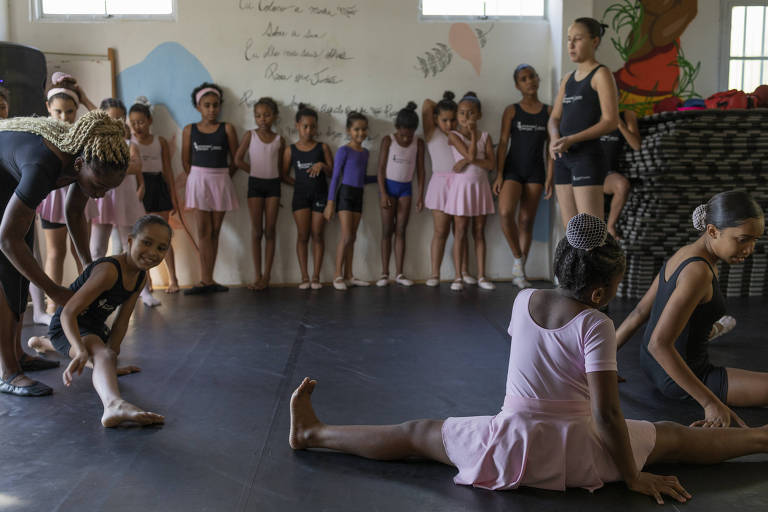 Crianças participam de aula de bale clássico na ONG Na Ponta dos Pés, no Morro do Adeus, no Complexo do Alemão (RJ)