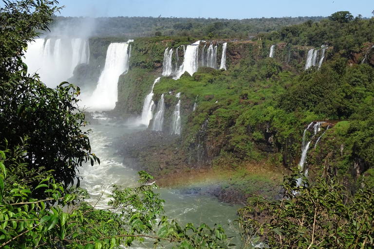Um arco íris se forma entre as cataratas do Iguaçu