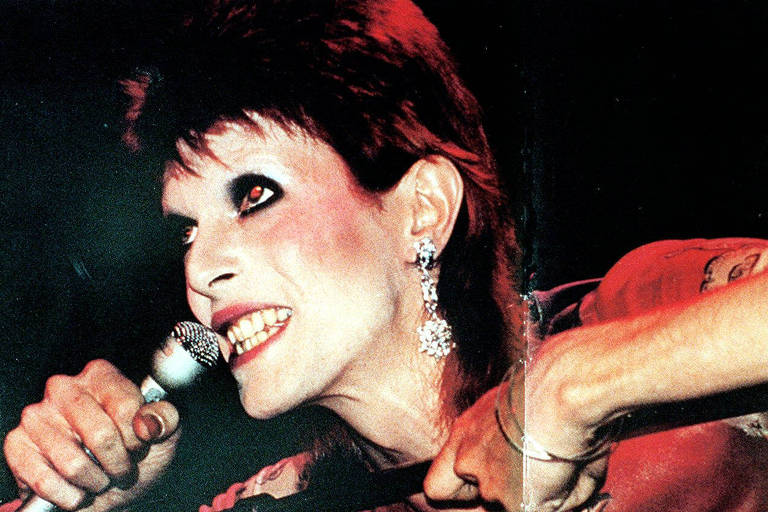 O cantor David Bowie durante show em Londres para a turnê do álbum 'Ziggy Stardust', gravado em 1972