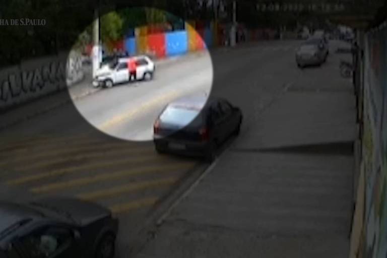Vídeo mostra o momento em que assassino vai ao carro, já batido, e atira contra mulher e criança em São Mateus, zona leste de São Paulo - 