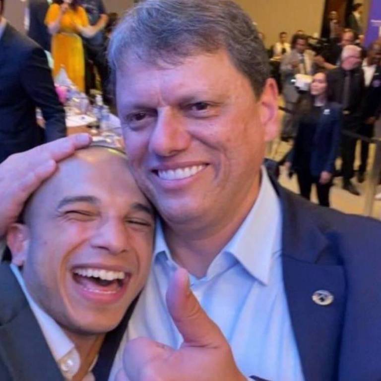 O deputado Douglas Costa ao lado do candidato bolsonarista ao governo de São Paulo, Tarcísio de Freitas