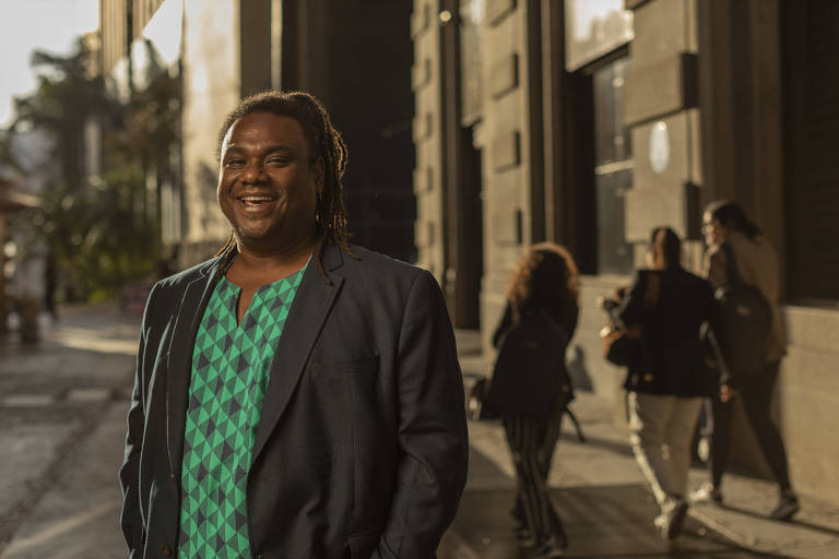 Carlos Humberto Filho, CEO da Diaspora.Black, plataforma que incentiva o afroturismo e a hospedagem antirracista, em foto no centro de São Paulo