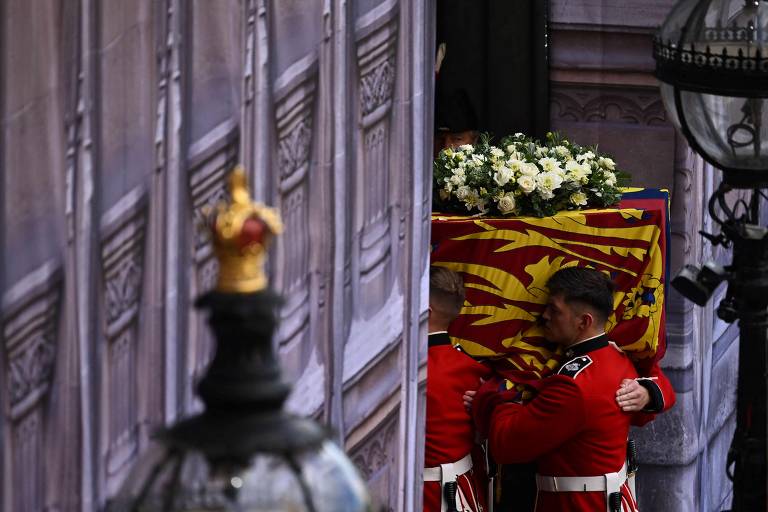Charles 3º acompanha cortejo com caixão da rainha Elizabeth 2ª em Londres