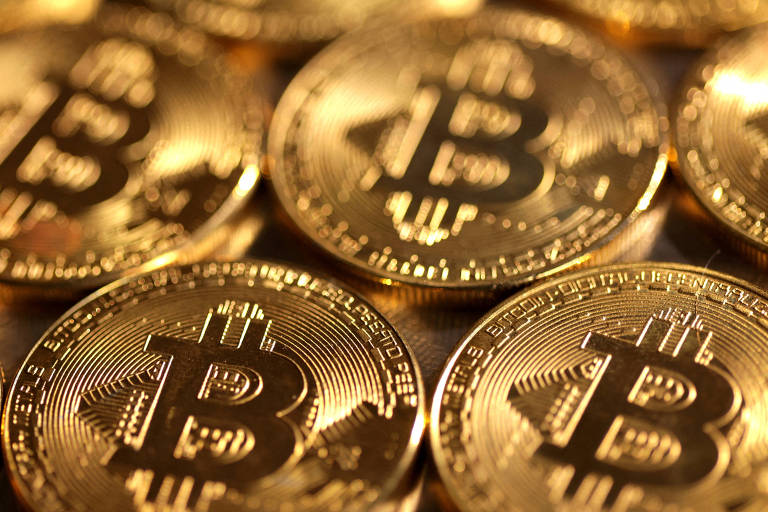 Moedas douradas com a letra B em destaque, representando a criptomoeda Bitcoin 