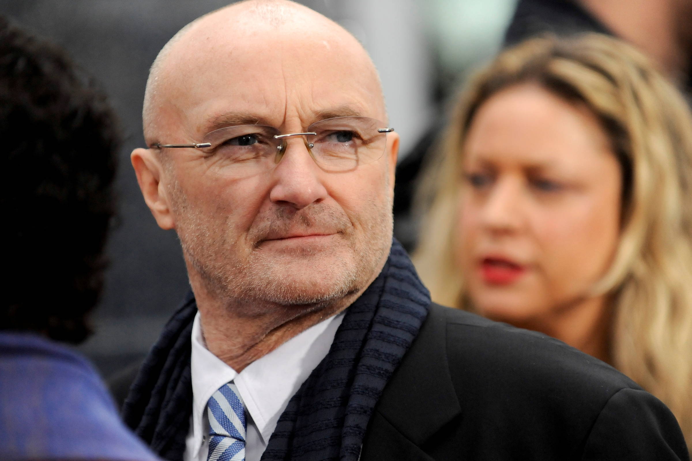 Phil Collins afirma estar 'totalmente recuperado' e morando com enfermeira