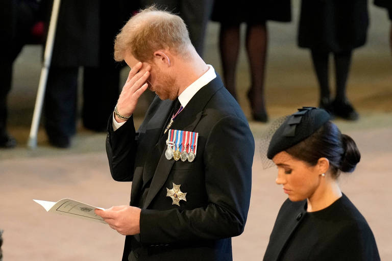Princípe Harry chora durante velório da avó rainha Elizabeth 2ª