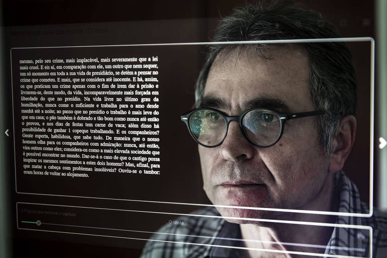Homem de óculos observa palavras de um livro flutuando em uma tela espelhada