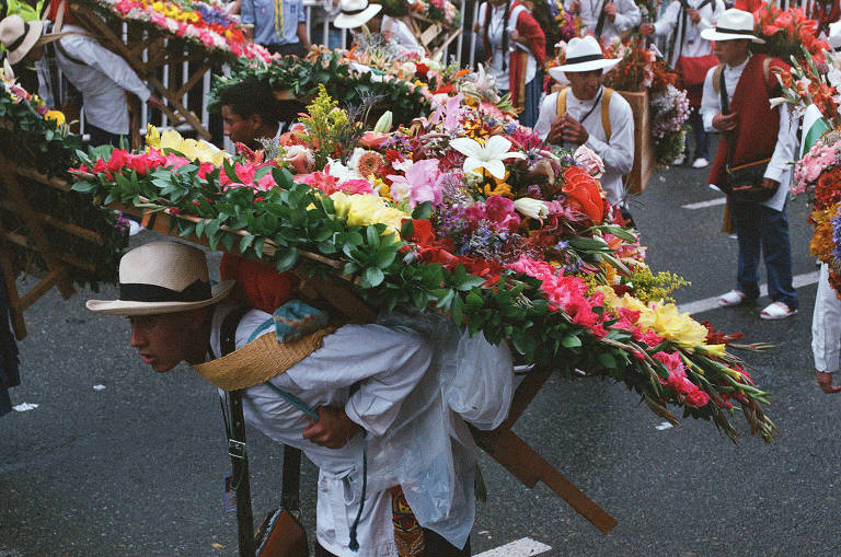 Silleteros, floricultores dos arredores de Medellín, desfilam na 65ª edição da Feira de Flores