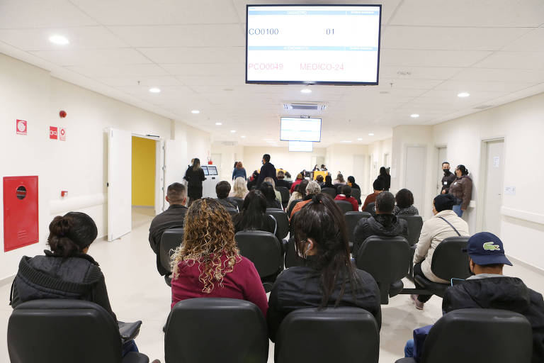 Mulheres aguardam em sala de espera do hospital