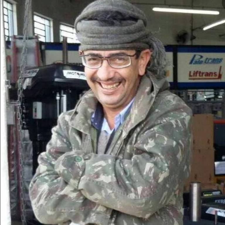 Jonas Lucas Alves Dias, 55, ganhador da Mega-Sena em 2020, com casaco do Exército e um cachecol enrolado na cabeça