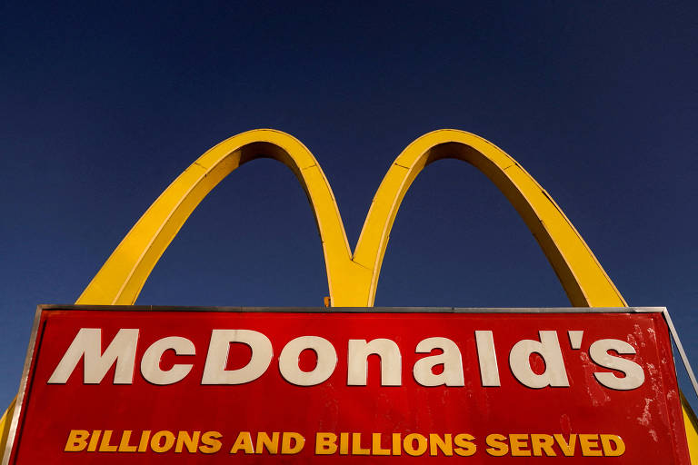 Imagem mostra logo do McDonald's com a frase "billions and billions served".